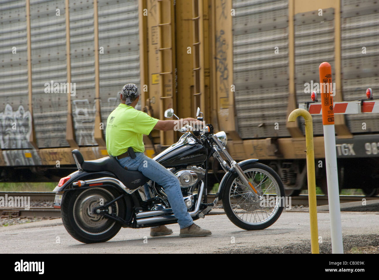 Motorrad-warten auf Güterwagen der Union Pacific am Bahnübergang, Tolono, in der Nähe von Champaign-Urbana, Illinois, USA Stockfoto