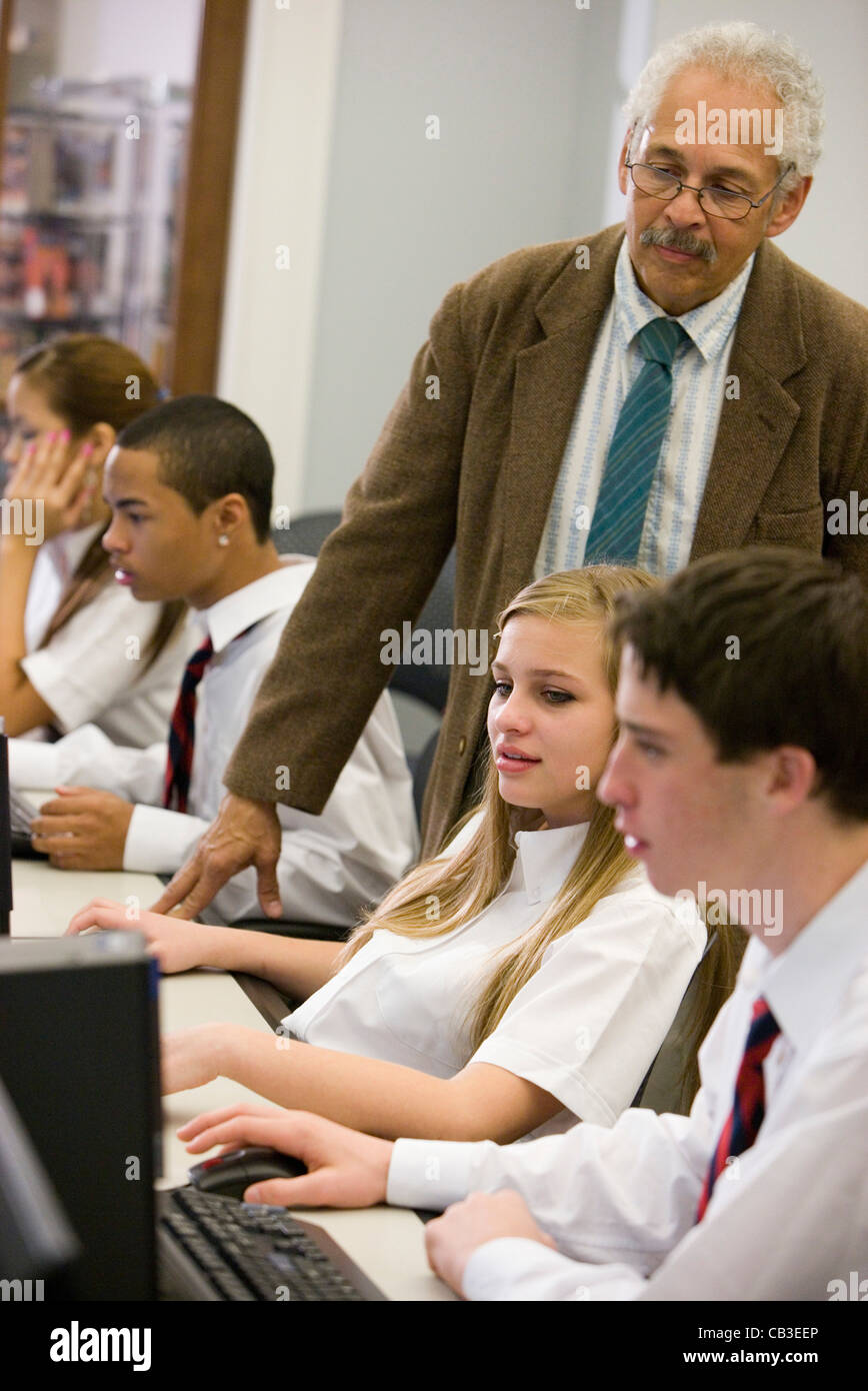 Gruppe von Schülerinnen und Schüler mit ihrem Lehrer in einem Computerlabor Stockfoto