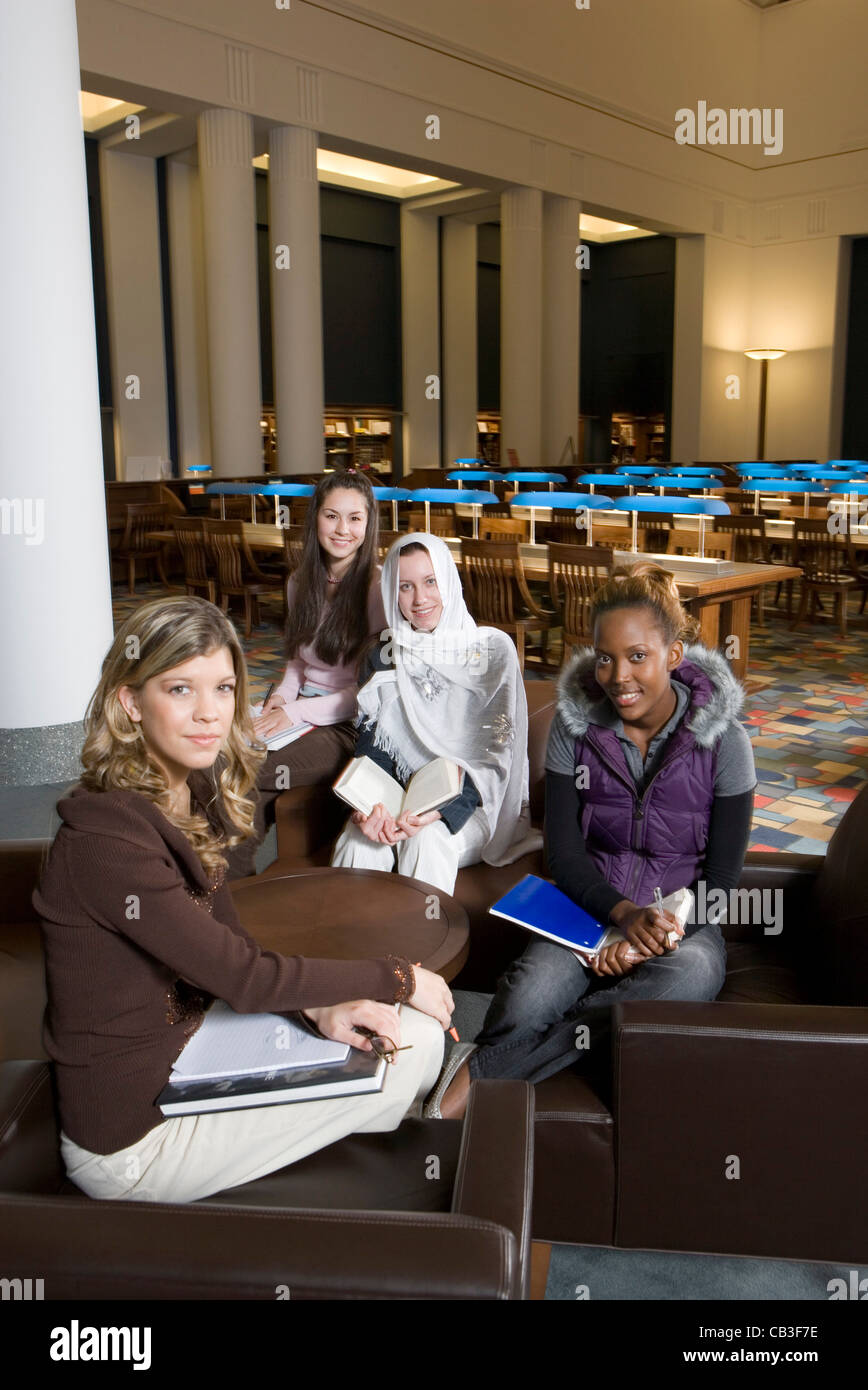 Porträt von vier Studentinnen in eine Lounge in einer Bibliothek Stockfoto