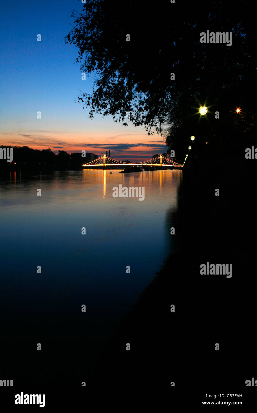 Zeigen Sie in der Abenddämmerung auf der Themse, Albert Bridge, Chelsea, London, UK an Stockfoto