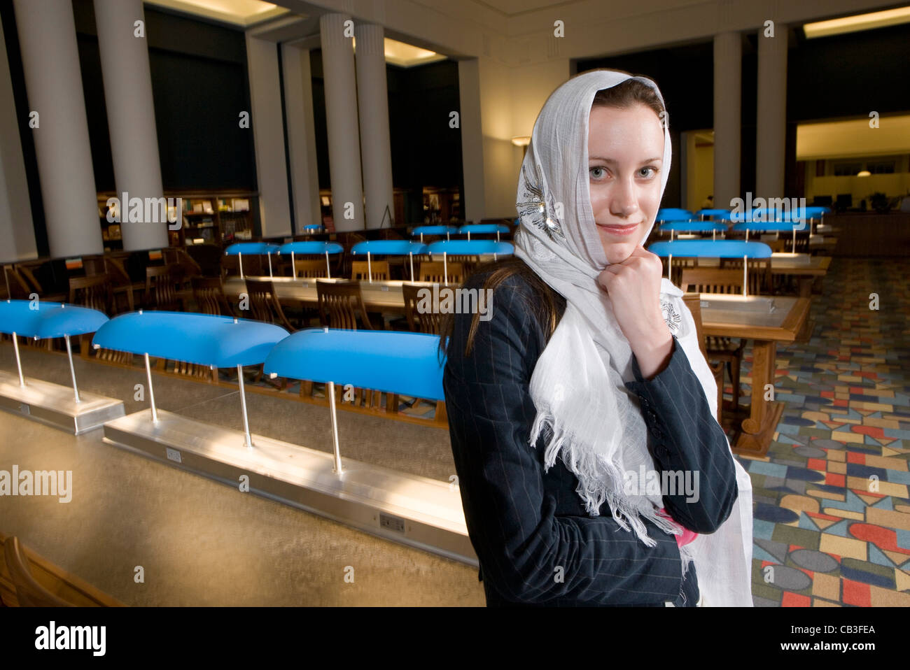 Porträt einer jungen Frau mit einem Kopf Schal stehen im Lesesaal einer Bibliothek Stockfoto