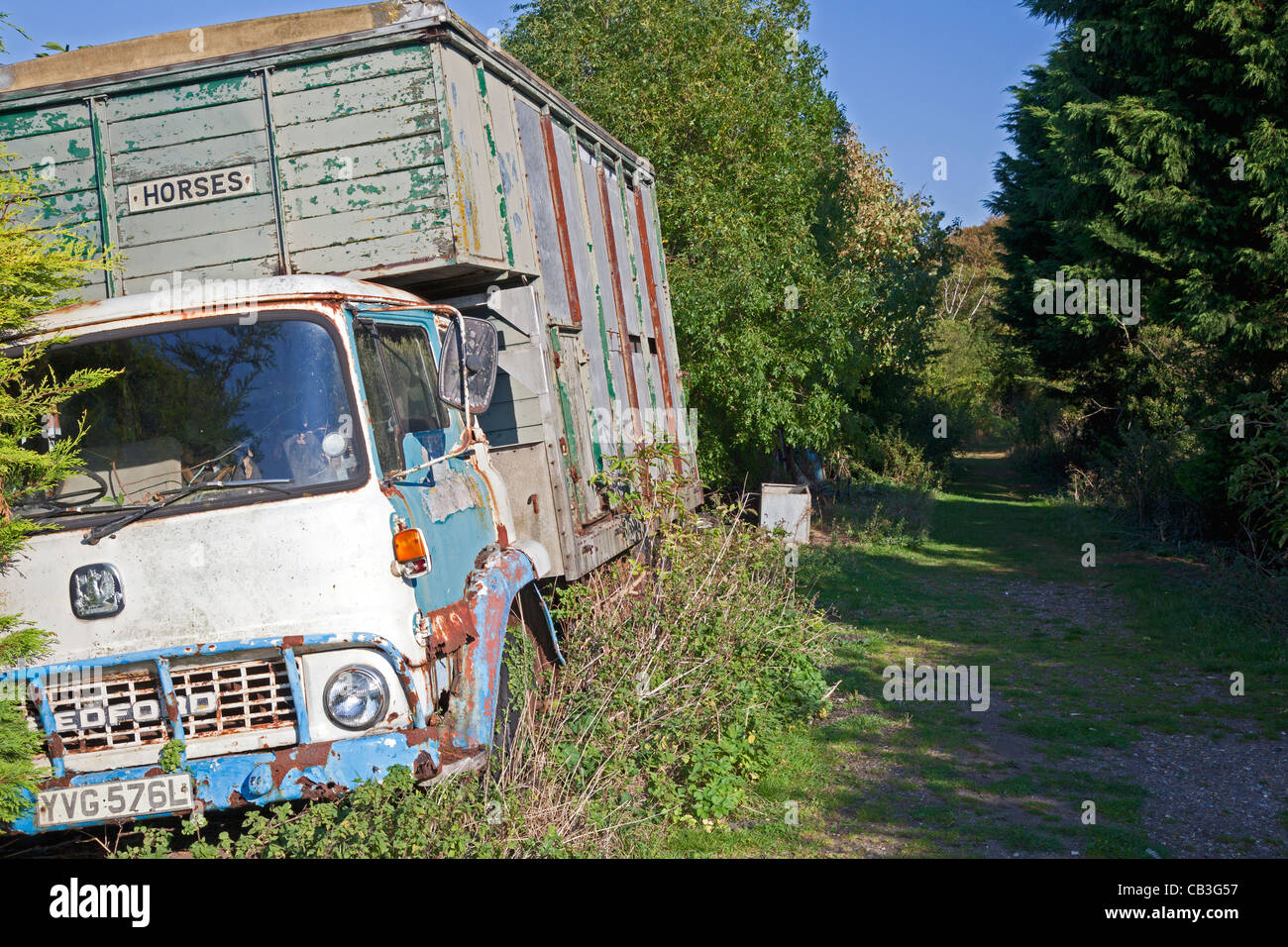 Ländliche Track mit verlassenen LKW, Burnham Overy, Norfolk Stockfoto