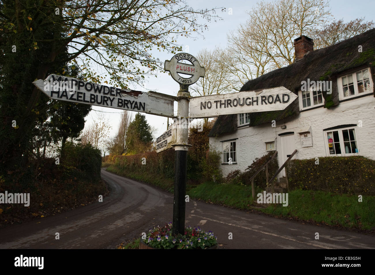 Alte Straße Kreuzung Zeichen außerhalb der Klammer Fasane Inn im Ortsteil Plüsch nördlich von Dorchester in Dorset Stockfoto