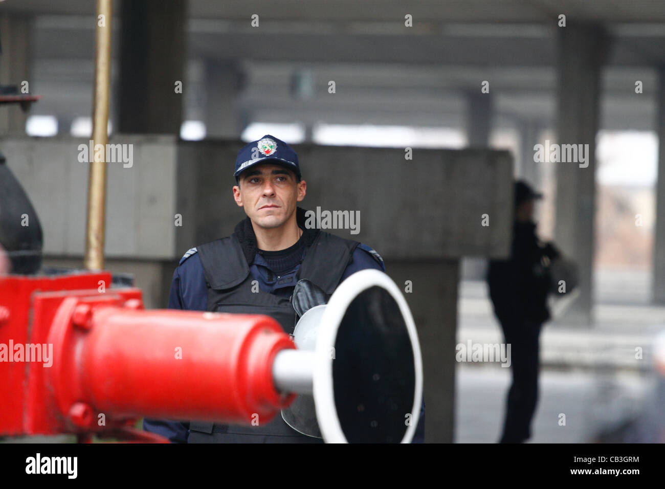 Polizist beobachtet die Proteste gegen Massenentlassungen in die Bulgarische Staatsbahn Firma BDZ in Sofia Stockfoto