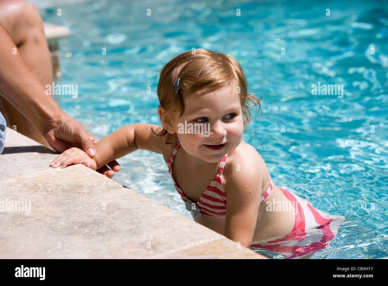 Blick auf ein kleines Mädchen spielen in einem Schwimmbad Stockfoto