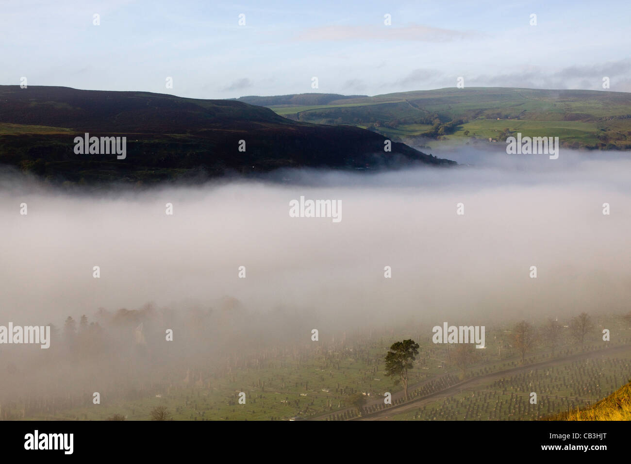 eine Ansicht des Nebels im Rhondda Tal Stockfoto