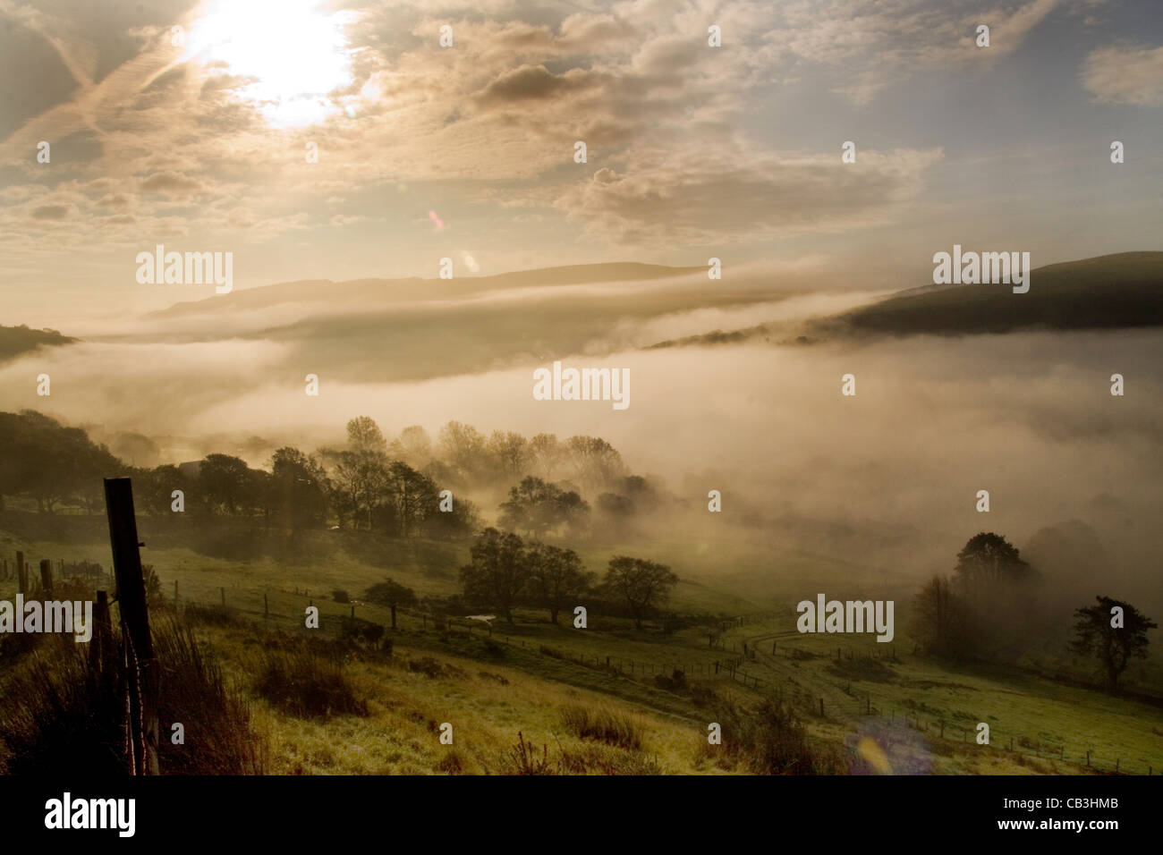 eine Ansicht des Nebels im Rhondda Tal Stockfoto