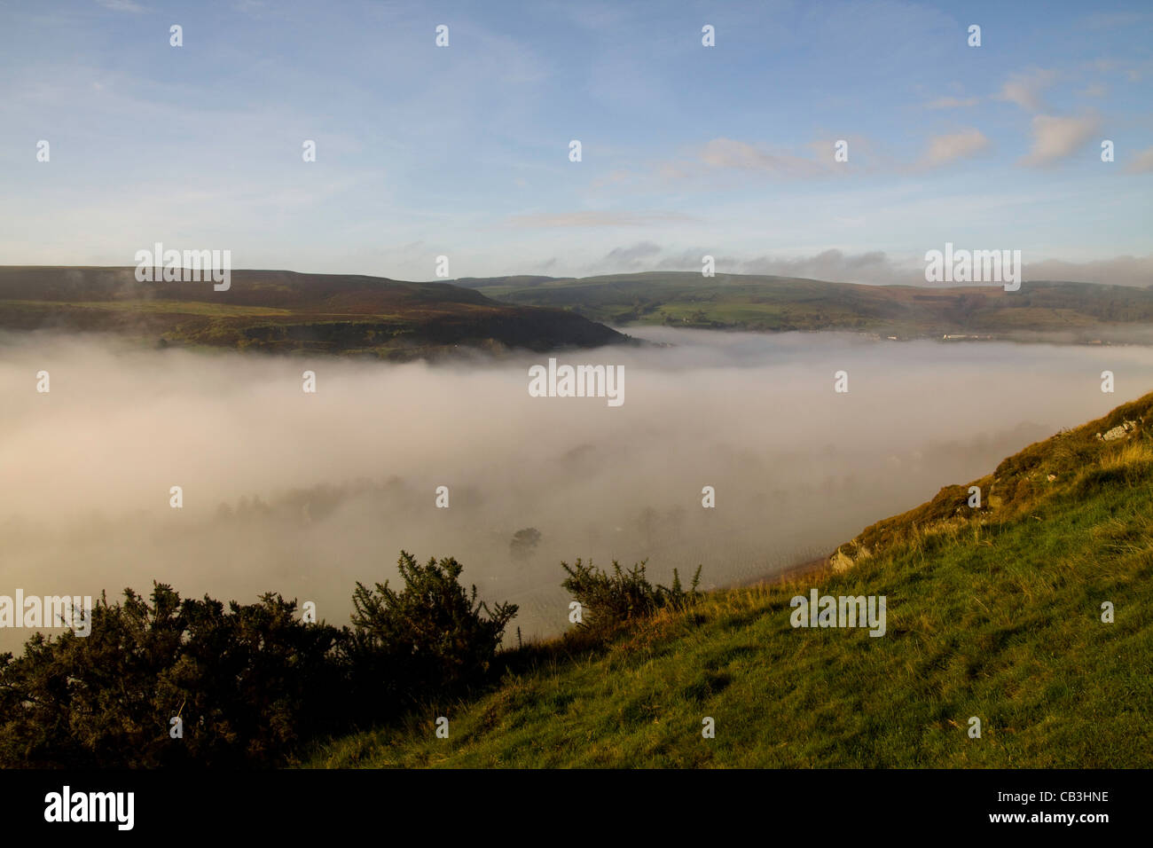eine Ansicht des Nebels im Rhondda Tal Stockfoto