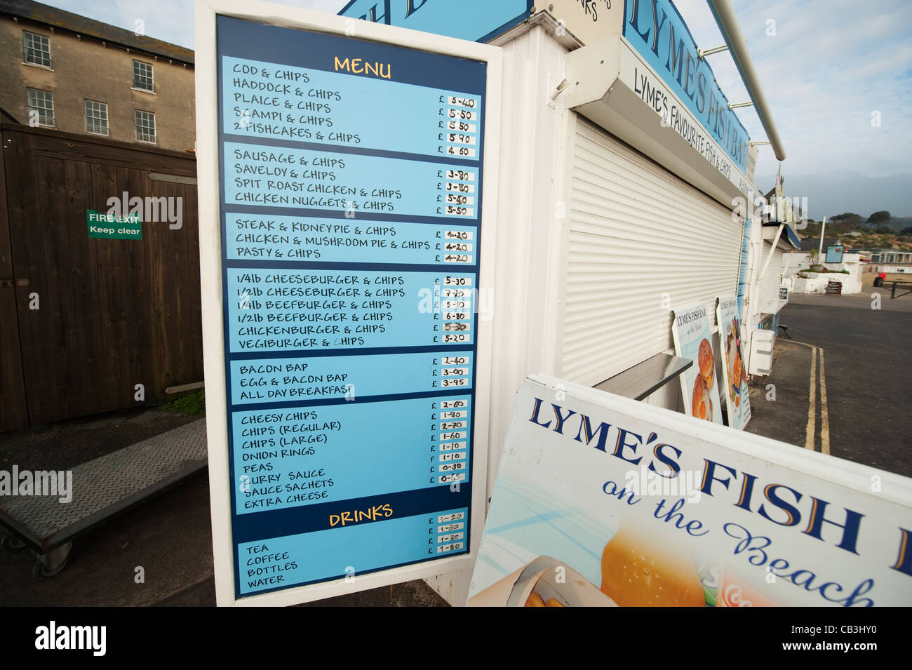 Direkt am Meer Fisch Bar-Menü in der Stadt von Lyme Regis in Dorset, England gebadet im Herbst Stockfoto