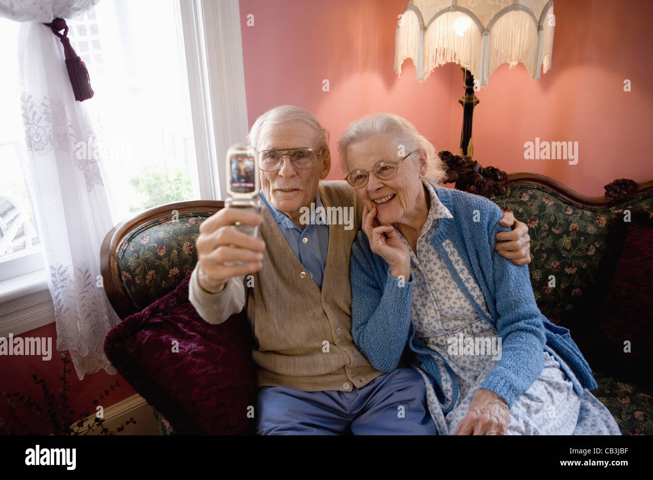 Älteres Paar, die sich mit Handy-Kamera fotografieren Stockfoto