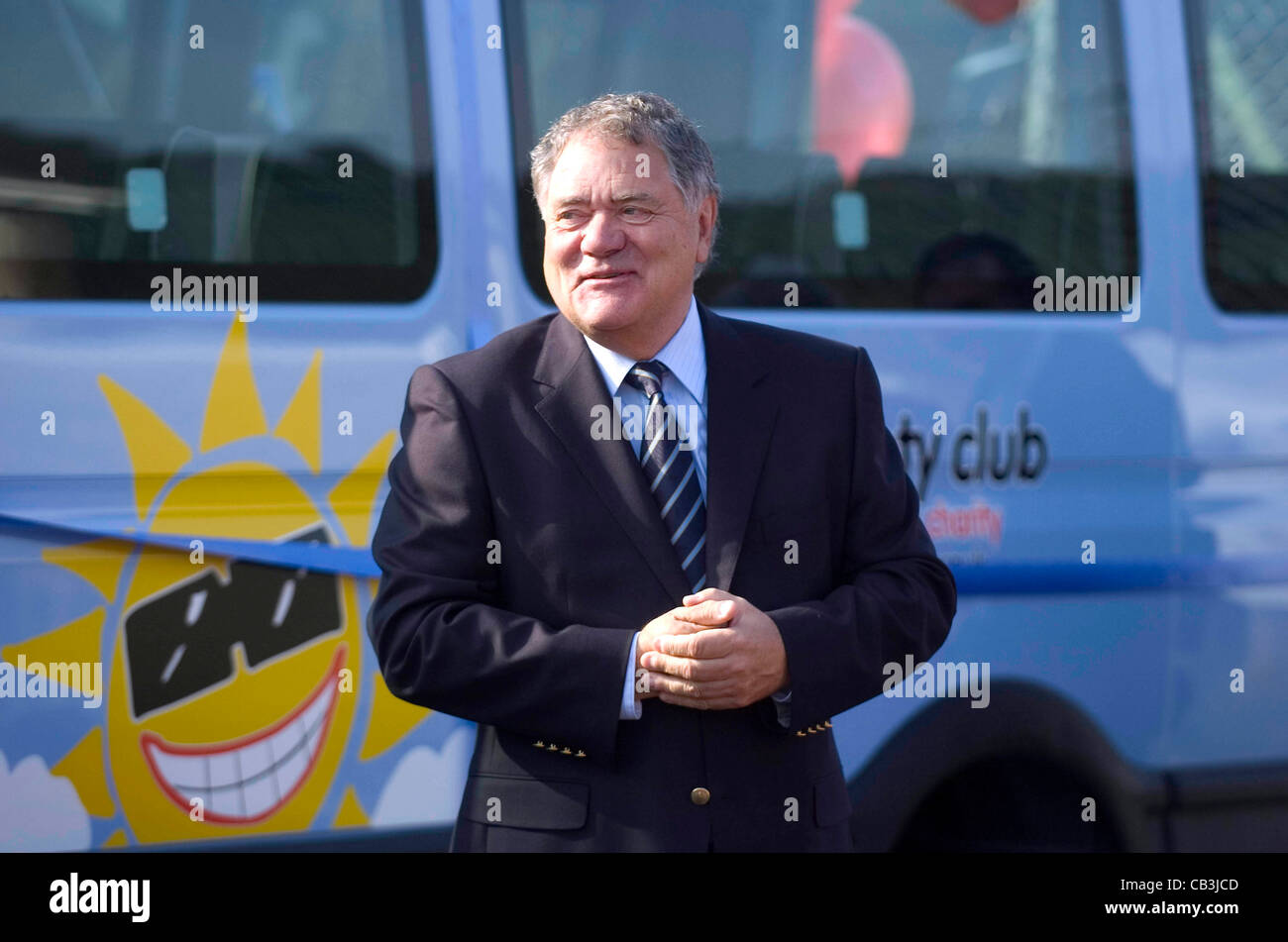 Walisischer Entertainer Max Boyce mit einer Sonne verschiedene Trainer. Stockfoto