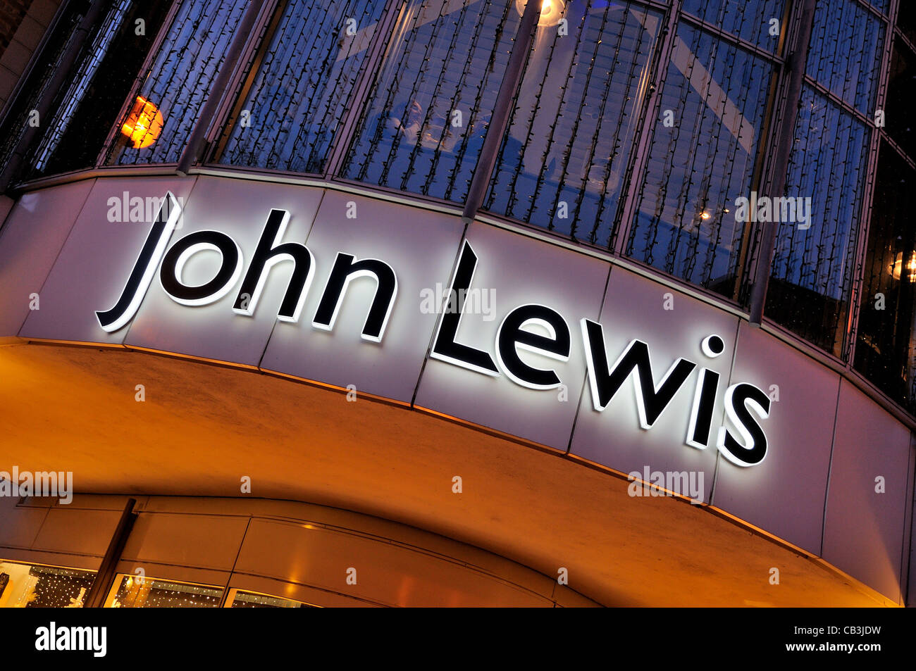 John LewisLogo am Eingang nach Kingston, Surrey shop Stockfotografie