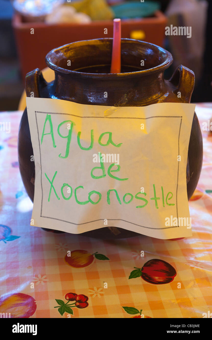 Agua de Xoconostle zum Verkauf an das Festival Gastronomica Santiago de Anaya Stockfoto