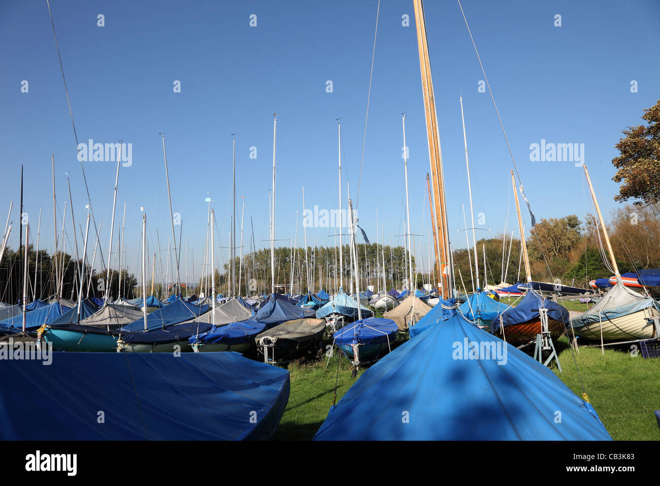 Segelboote in Lagerung Bosham Hafen Chichester West Sussex Stockfoto