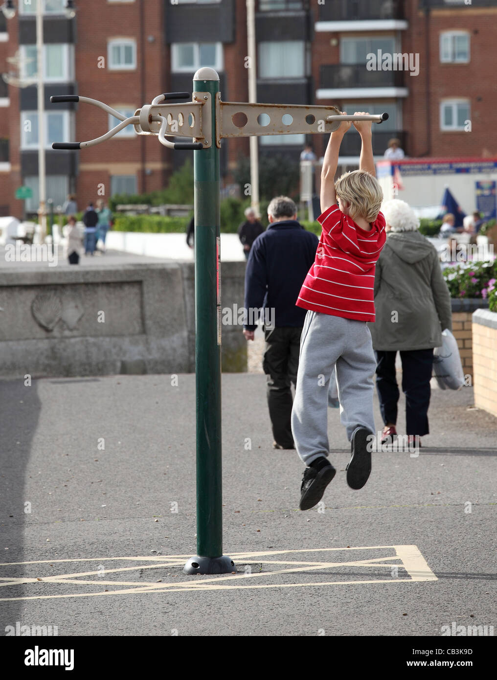 Kind spielt auf Sportgeräte Bognor Regis Meer Stockfoto