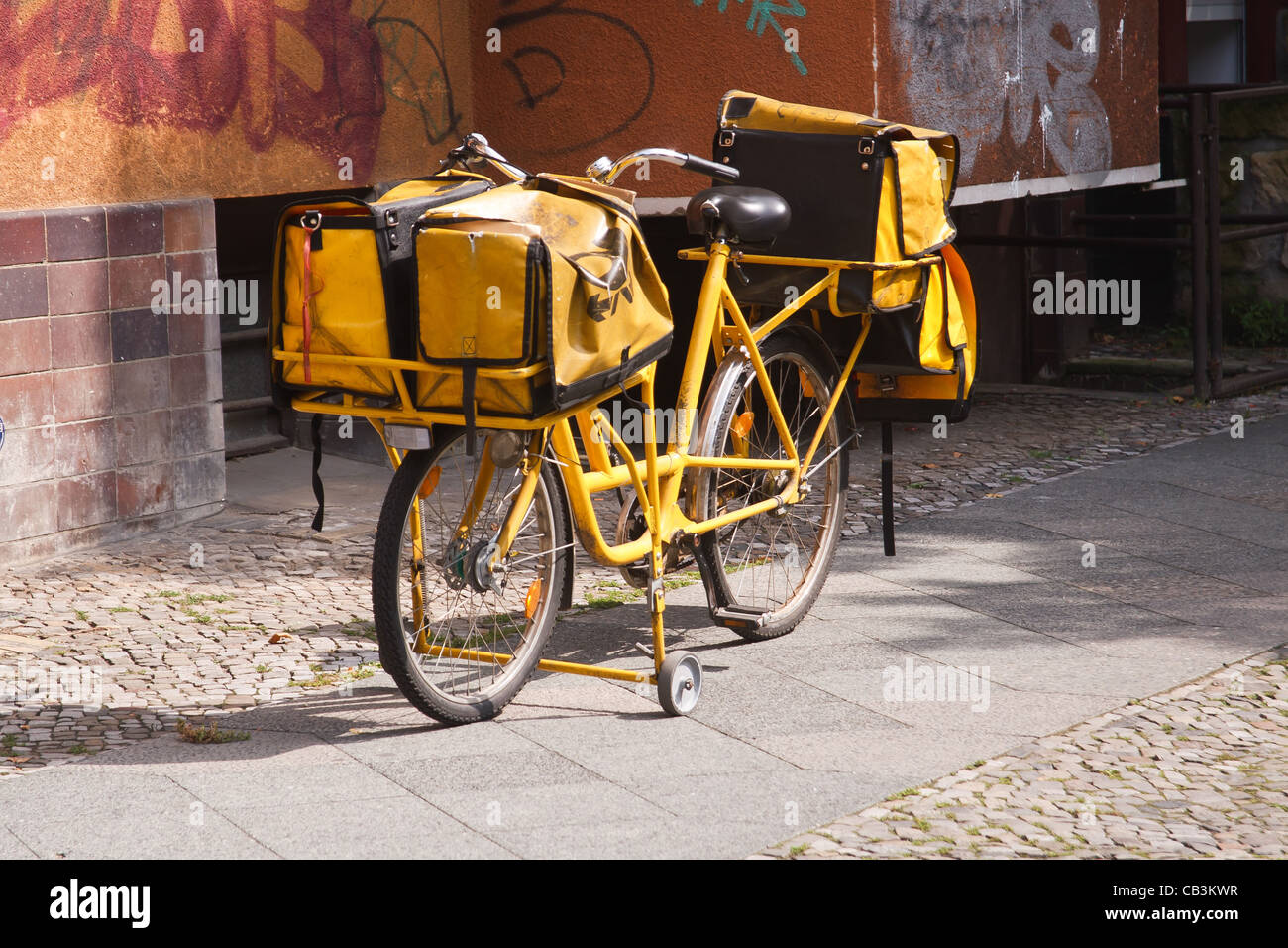 Deutsche Post gelb Fahrrad. Berlin, Deutschland. Stockfoto