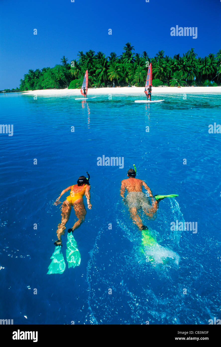 Paar Mit Wind Segler Von Fihalhohi Insel Im Sud Male Atoll In Den Malediven Schnorcheln Stockfotografie Alamy