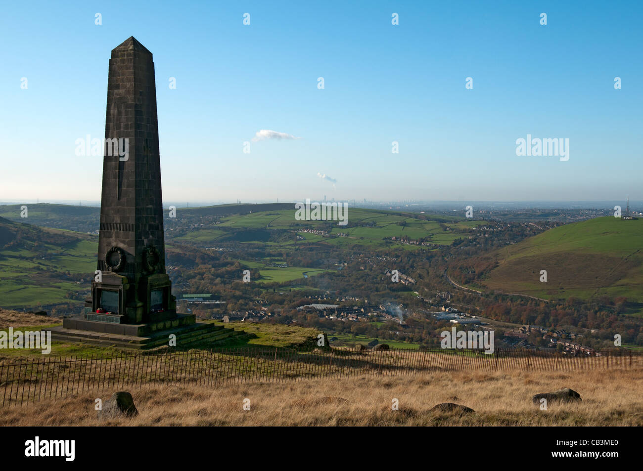 Mossley und zahmen Tal vom Stadtrat Berg Krieg-Denkmal, Saddleworth, Oldham Bezirk, Greater Manchester, England, UK Stockfoto