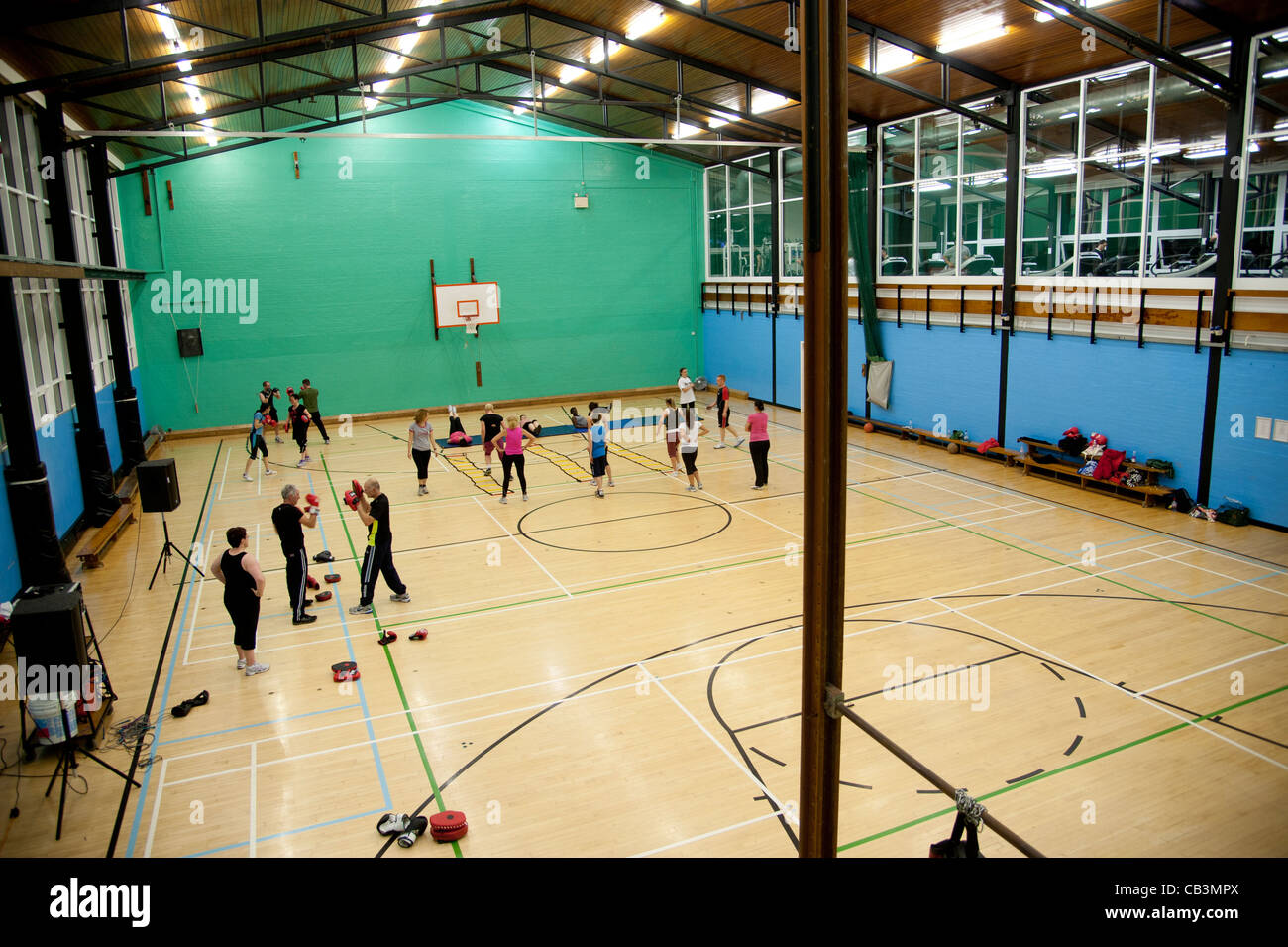 Menschen zu einem Boxercise Klasse und halten Sie sich fit in Aberystwyth University Sporthalle, Wales UK Stockfoto