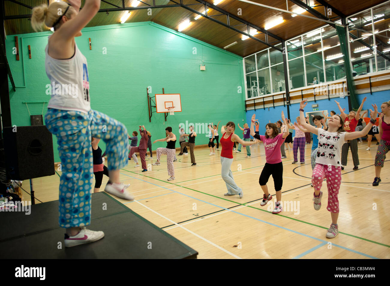 Frauen und Mädchen an einem Zumba-Tanzkurs Trainingseinheit für Kinder in der Notwendigkeit, Aberystwyth University, Wales, UK Stockfoto