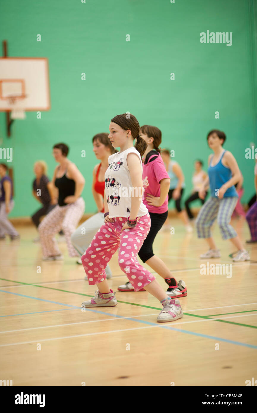 Frauen und Mädchen an einem Zumba-Tanzkurs Trainingseinheit für Kinder in der Notwendigkeit, Aberystwyth University, Wales, UK Stockfoto