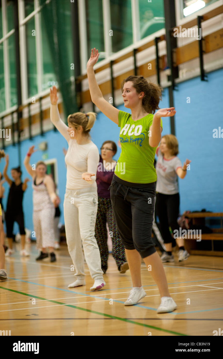 Frauen und Mädchen an einem Zumba-Tanzkurs Trainingseinheit für Kinder in der Notwendigkeit, Aberystwyth University, Wales, UK Stockfoto