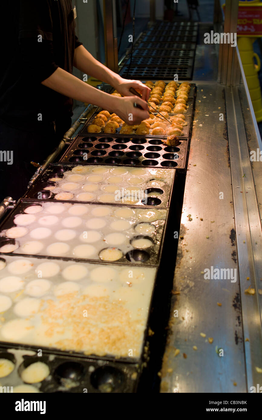 Ein Takoyaki Garküche in Osaka, Japan, Asien. Stockfoto