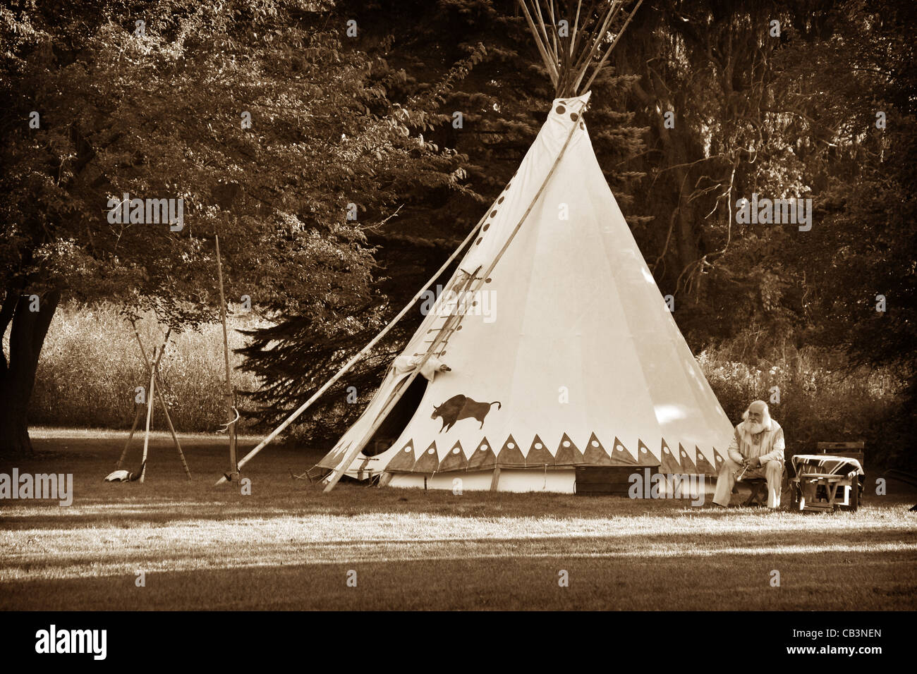 Eine Native American Indian Tipi und Mann Stockfoto