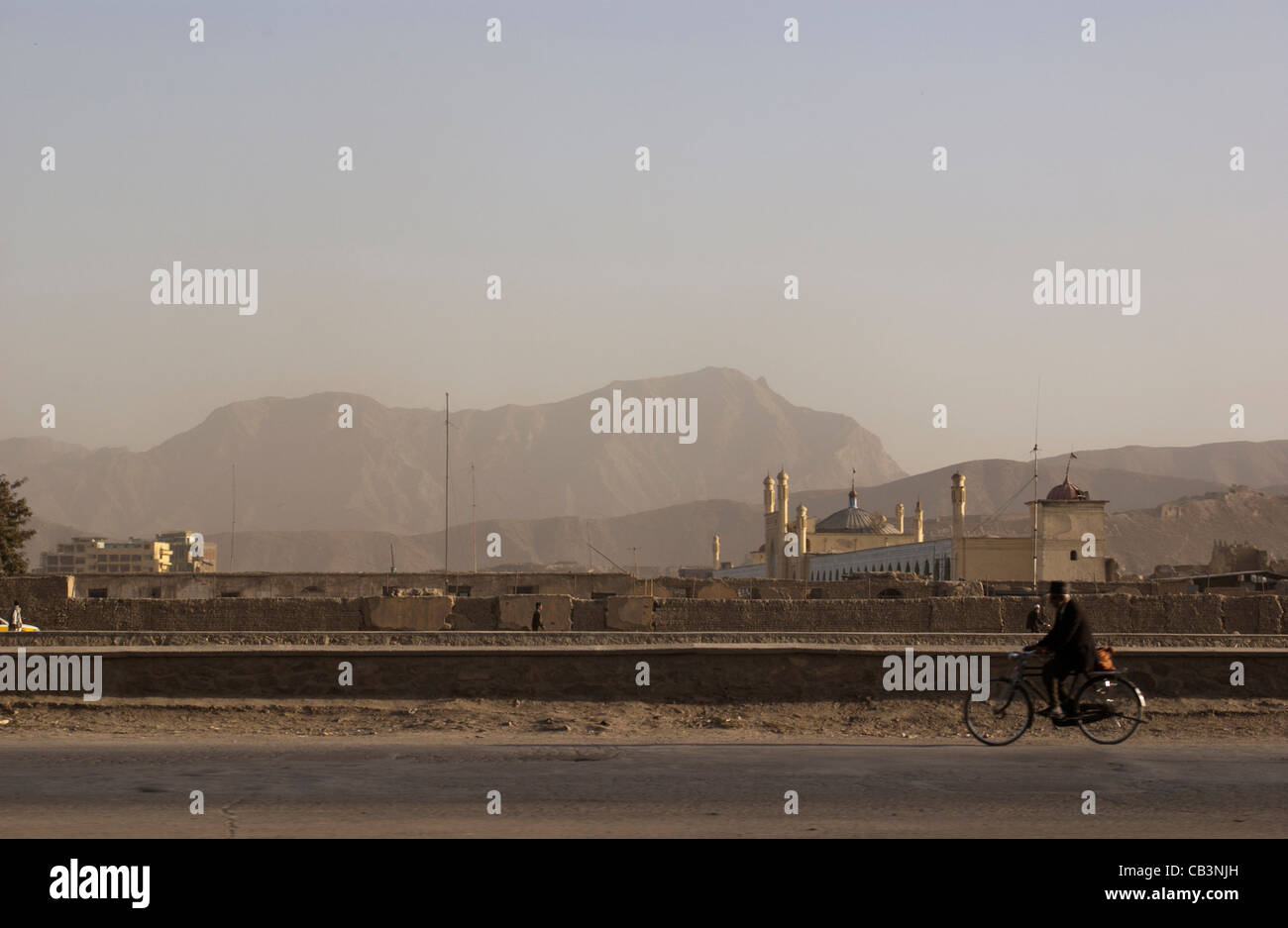 Ein Mann-Fahrrädern durch die Id Gah (Eid Gah) Moschee in Kabul Afghanistan, Oktober 2004 Stockfoto