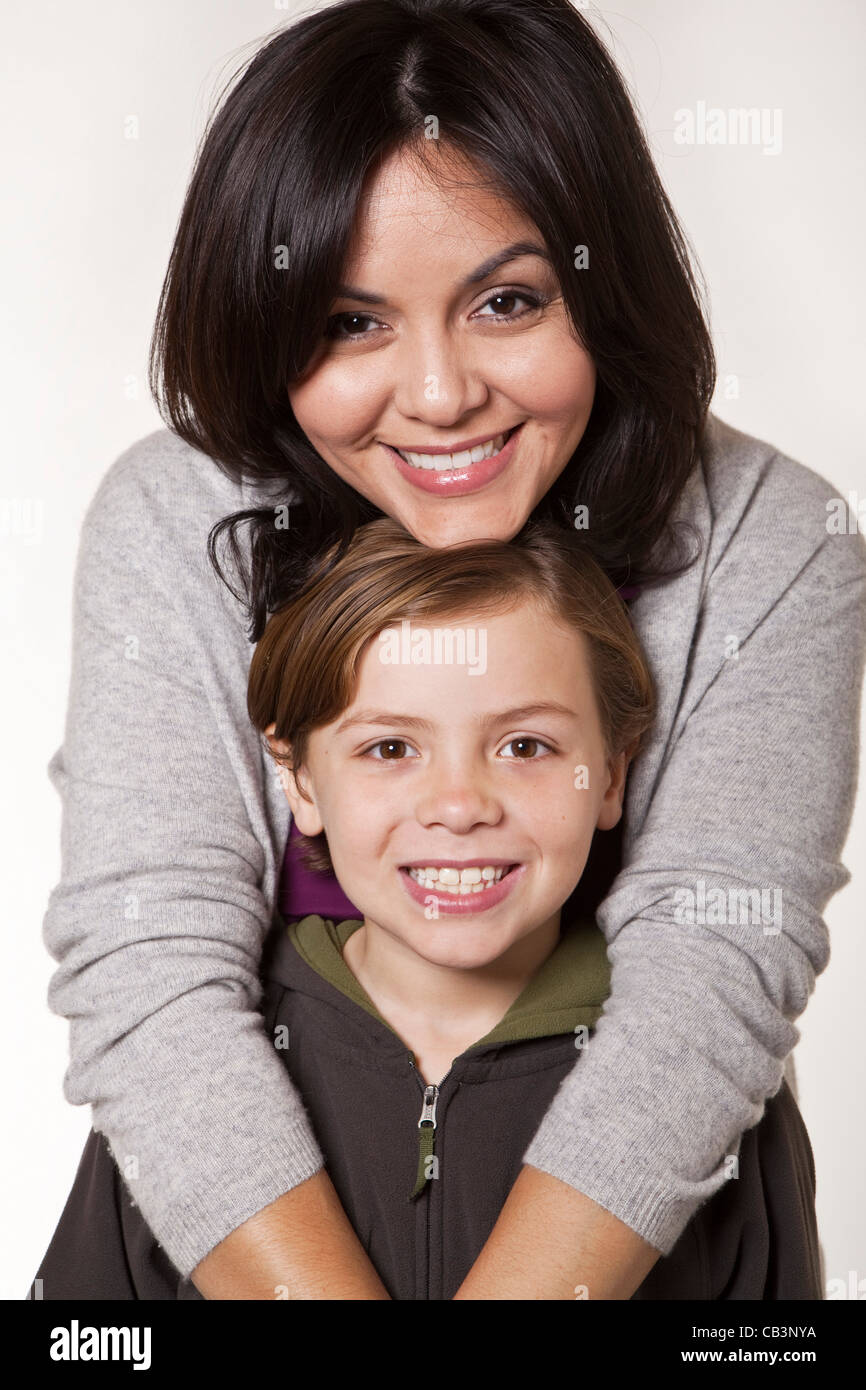 Studio-Porträt der lächelnde Frau mit Sohn Stockfoto
