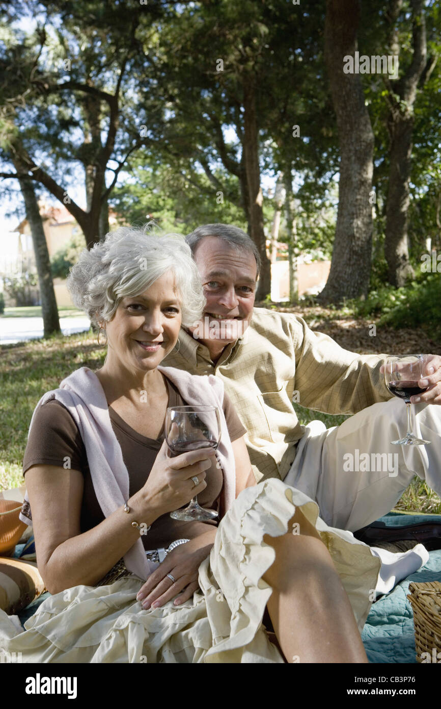 Älteres Paar mit einem Picknick Weingenuss Stockfoto