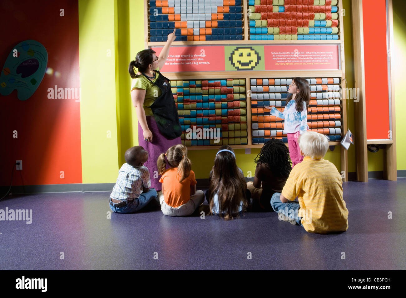 Lehrer zeigt Kinder eine interaktive Kunst Stockfoto