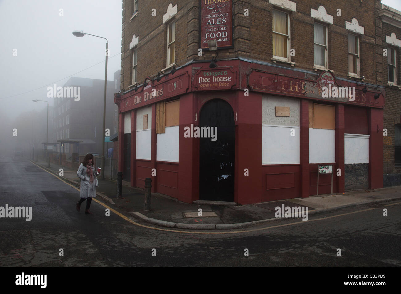 Dichter Nebel in London. Unheimliche Atmosphäre als Dichter Nebel steigt auf Stockfoto