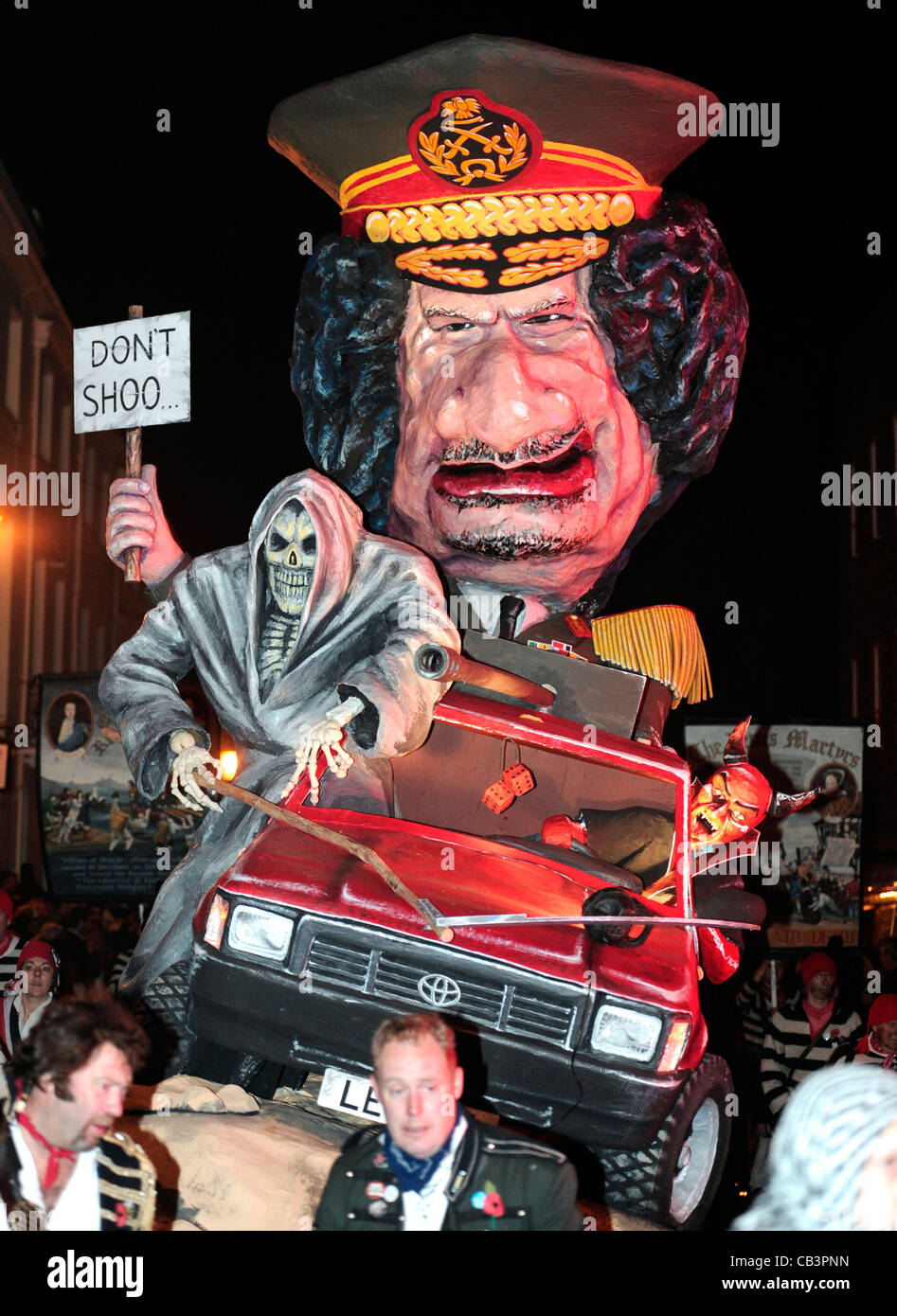 Oberst Gaddafi Tableaus, während Lewes Bonfire Night feiern Stockfoto