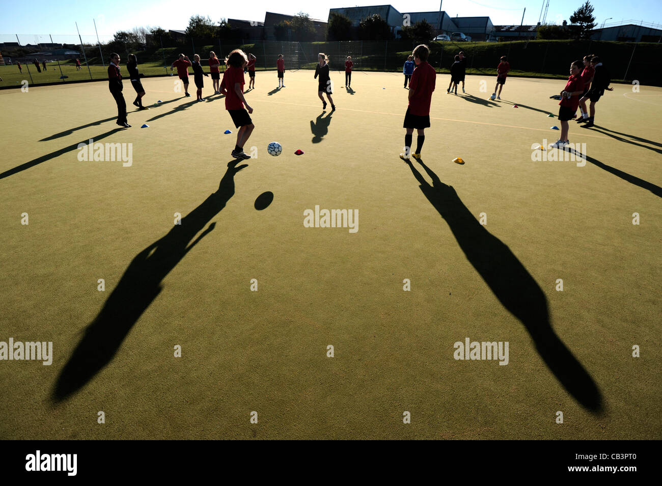 Schatten von Fußballspielern auf Kunstrasenplatz Stockfoto