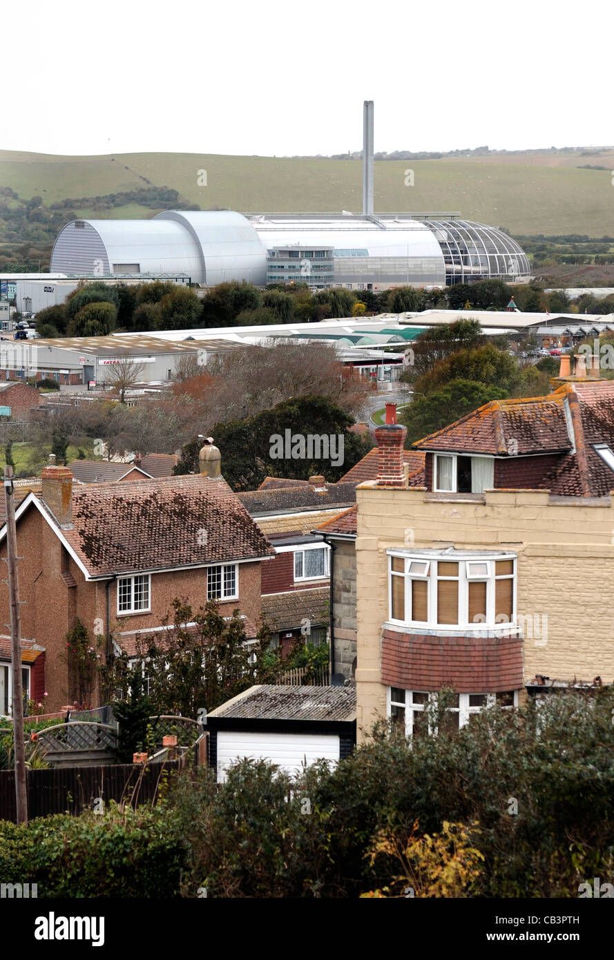 Abfall-Verbrennungsanlage, Newhaven, East Sussex dominiert die Stadt Stockfoto