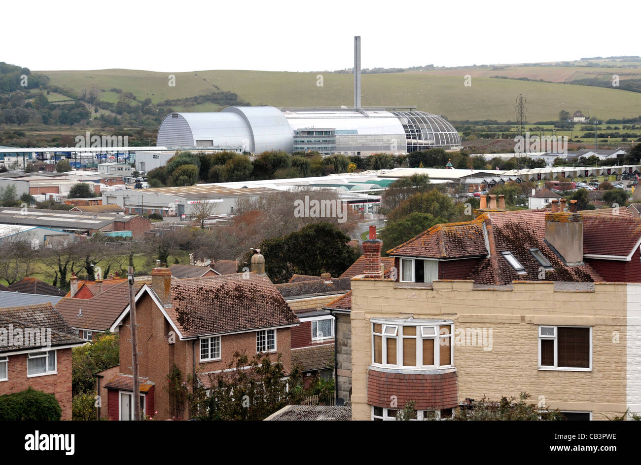 Abfall-Verbrennungsanlage, Newhaven, East Sussex dominiert die Stadt Stockfoto