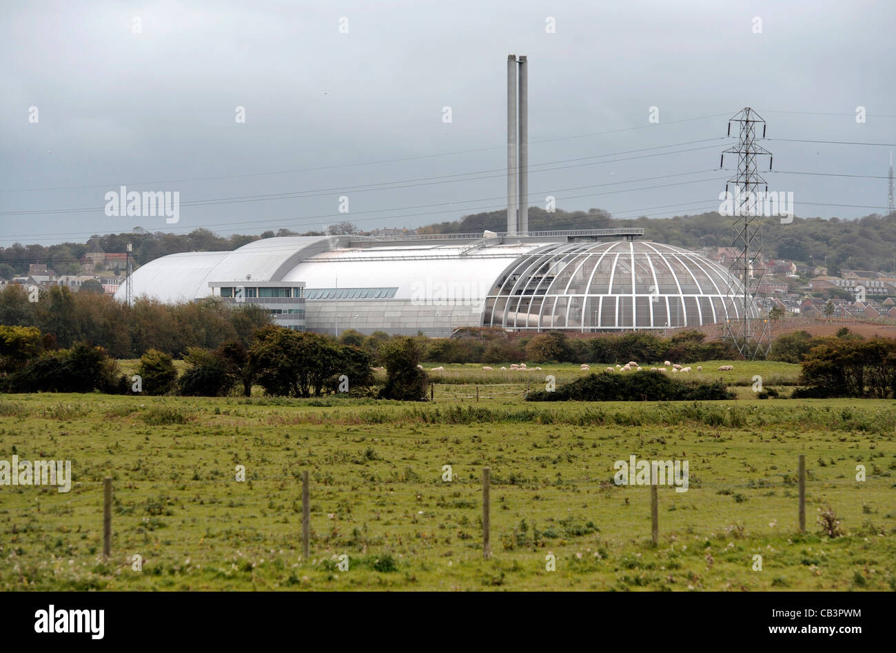 Abfall-Verbrennungsanlage, Newhaven, East Sussex dominiert die Stadt Stockfoto