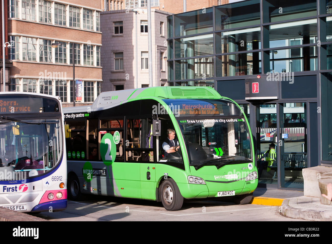 Ein Diesel-Elektro-Hybrid-Shuttle-Bus, der einen kostenlosen Service bietet rund Manchester Stadtzentrum, Stockfoto