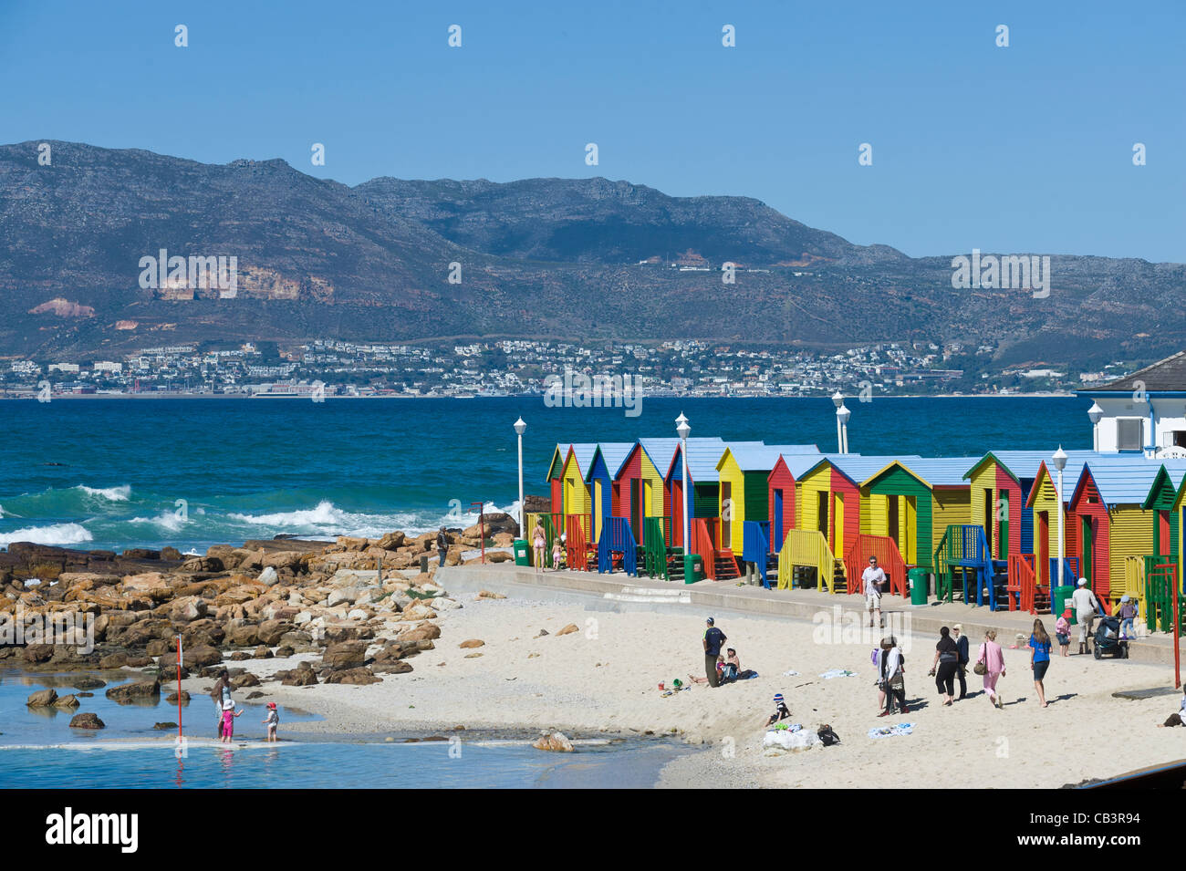 Bunte Strandhäuschen am St. James Bay in der Nähe von Simons Town Western Cape Südafrika Stockfoto