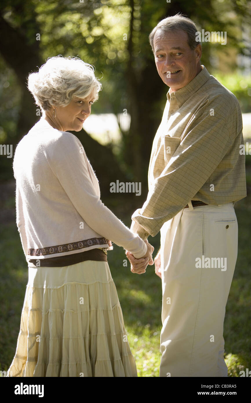 Älteres Paar halten die Hände im park Stockfoto