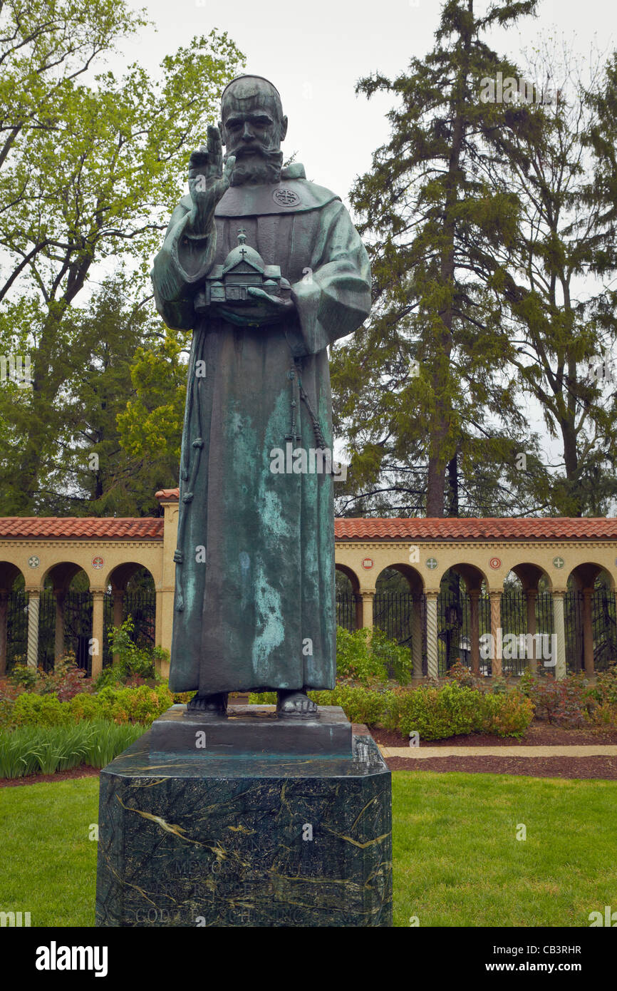 Die Statue des Vaters Godfrey Schilling, im Hof des Mount St. Sepulchre Franziskanerkloster, Washington, DC. Stockfoto