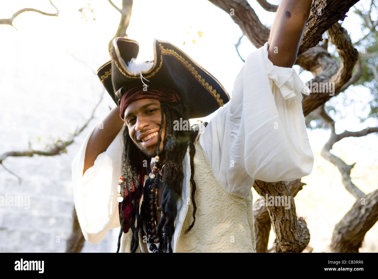 Porträt eines lächelnden Piraten von einem Baum stehend Stockfoto
