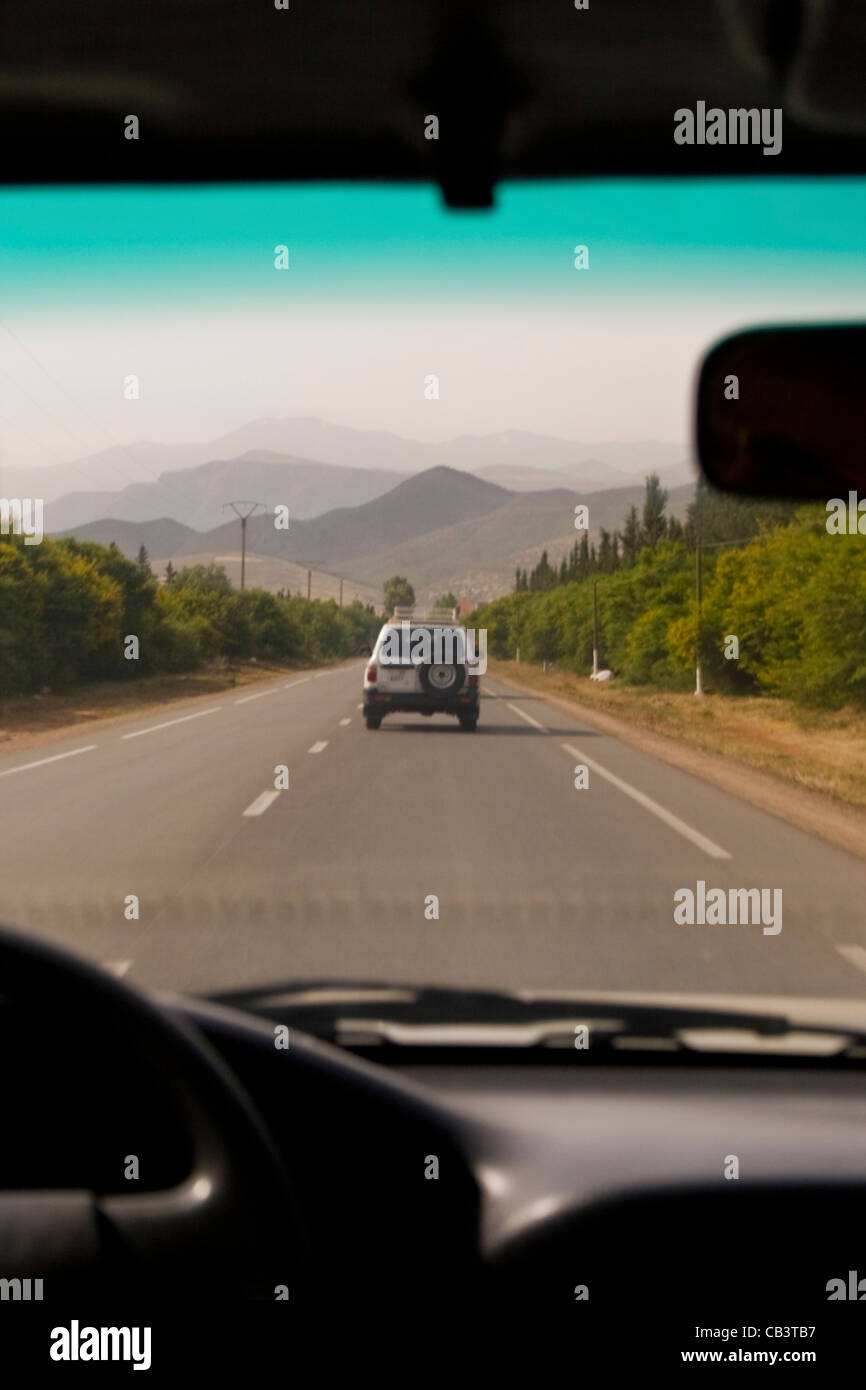 Blick von innen einem 4 x 4 Jeep unterwegs zu einem Rundgang durch den hohen Atlas-Gebirge Marrakesch Marokko Nordafrikas. Stockfoto