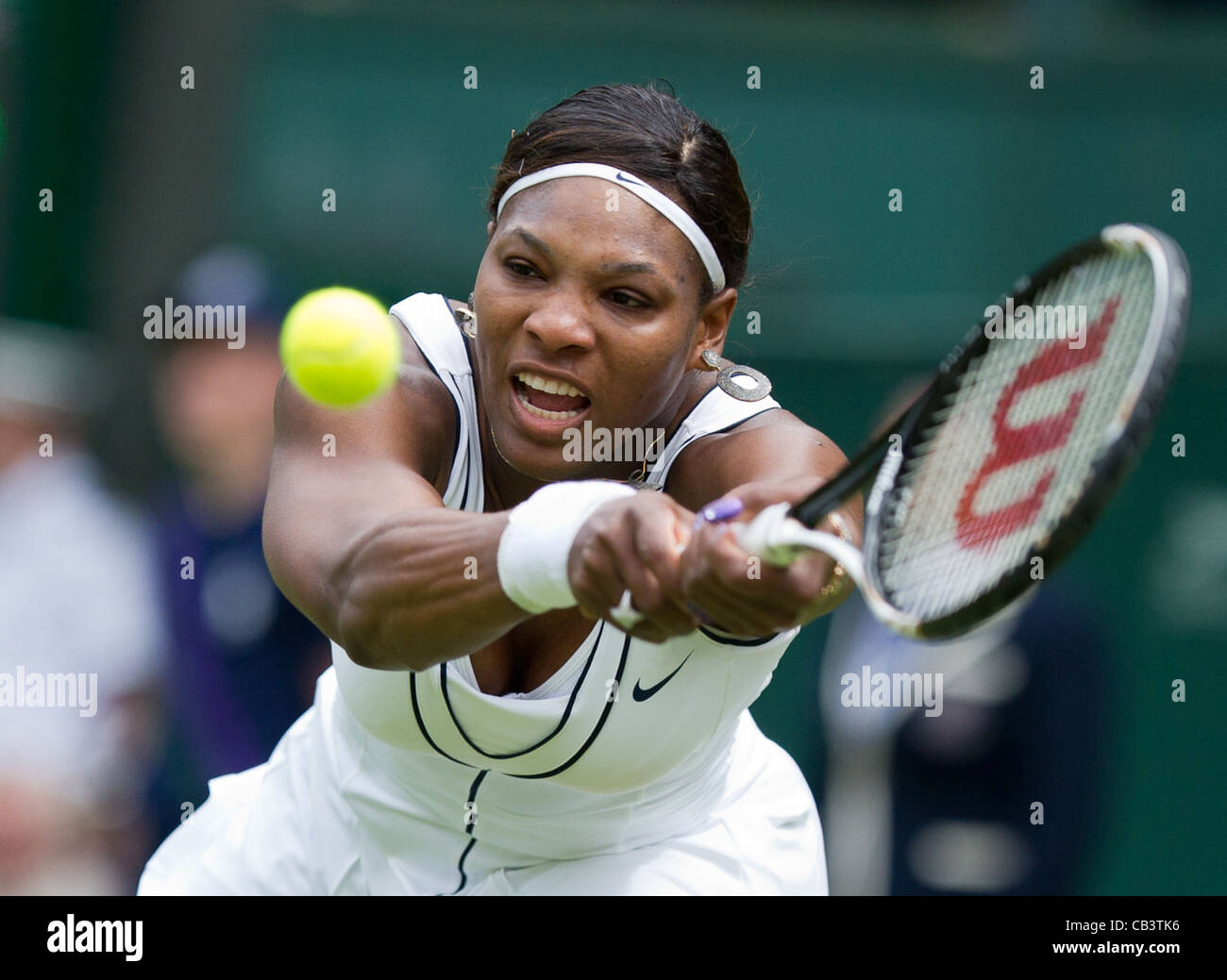 21.06.2011. Aravane Rezai FRA V Serena Williams USA (7). Serena in Aktion. Das Wimbledon Tennisturnier Stockfoto