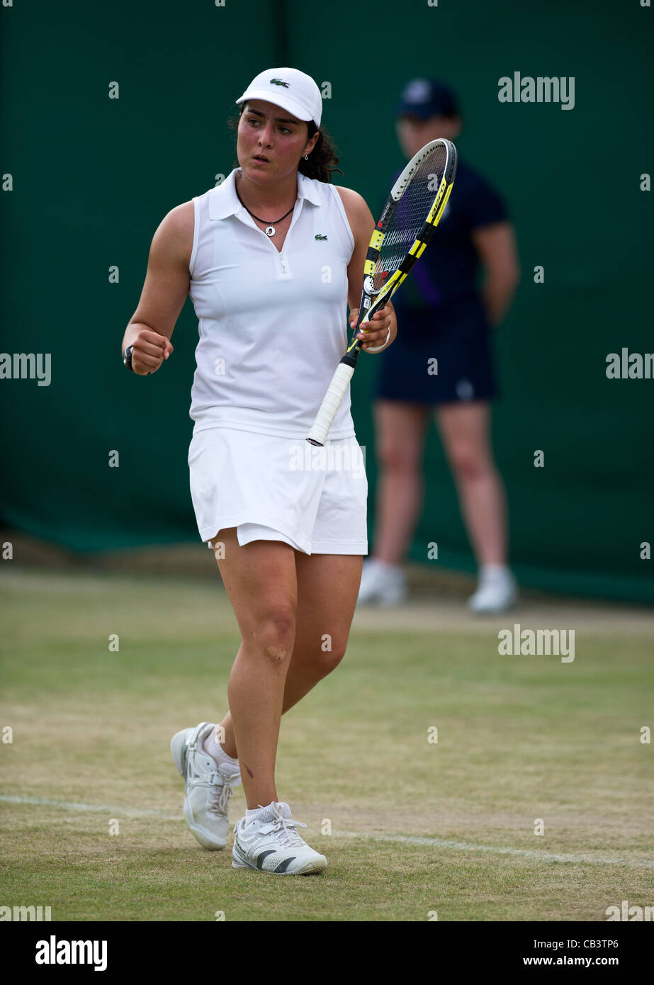 27.06.2011. Ons Jabeur TUN (4) V Risa Ozaki JAP, Mädchen Einzel 1. Runde. Wimbledon Tennis Championships 2011 Stockfoto