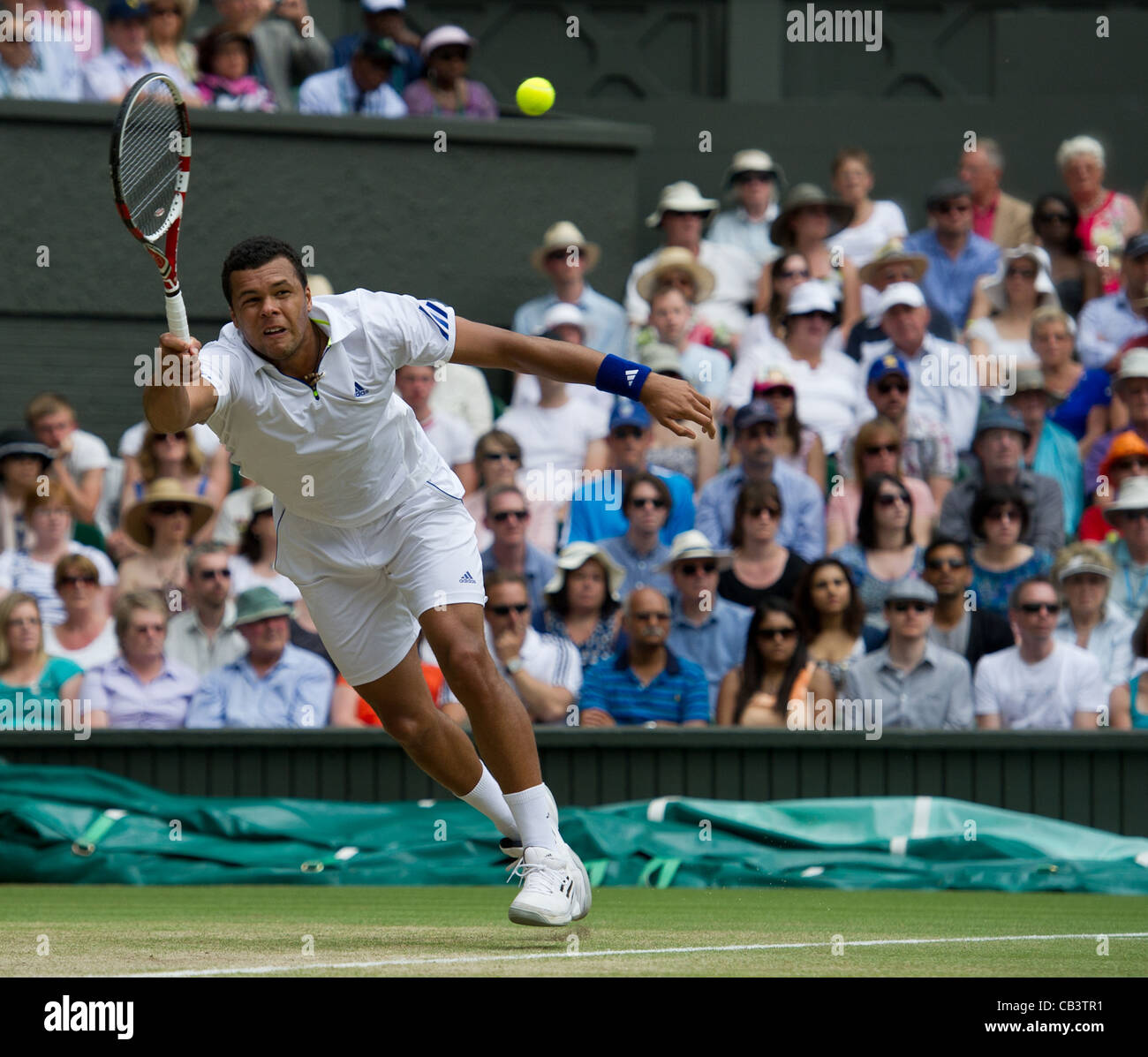 29.06.2011. Roger Federer SUI (3) gegen Jo-Wilfried Tsonga FRA (12). Tsonga in Aktion. Das Tennisturnier von Wimbledon. Stockfoto