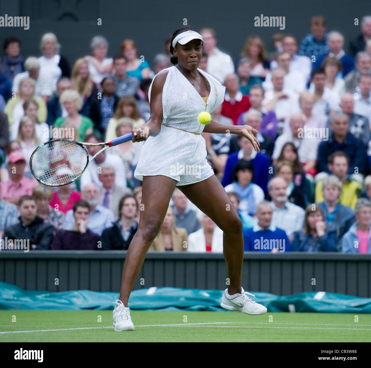 22.06.2011. Kimiko Date Krumm JPN gegen Venus Williams USA (23). Venus in Aktion. Das Tennisturnier von Wimbledon. Stockfoto