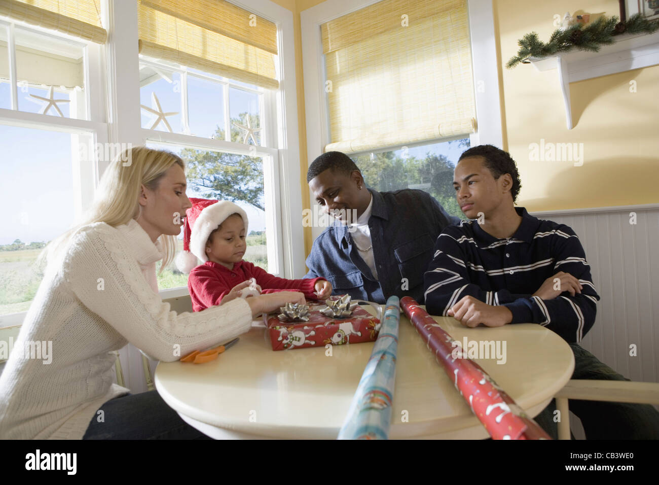 Interracial Familie Umhüllung Weihnachtsgeschenk Stockfoto