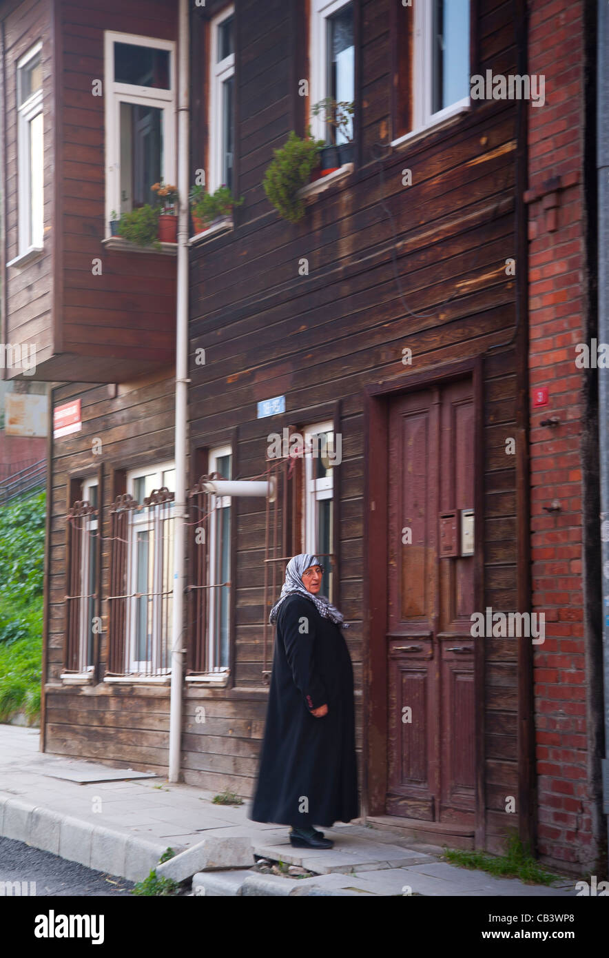 Frau in der Nähe von einem osmanischen Haus. Istanbul, Türkei. Stockfoto